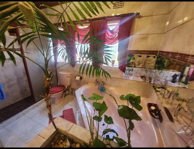 5 BEDROOM FREEHOLD FOR SALE IN KENLEAF